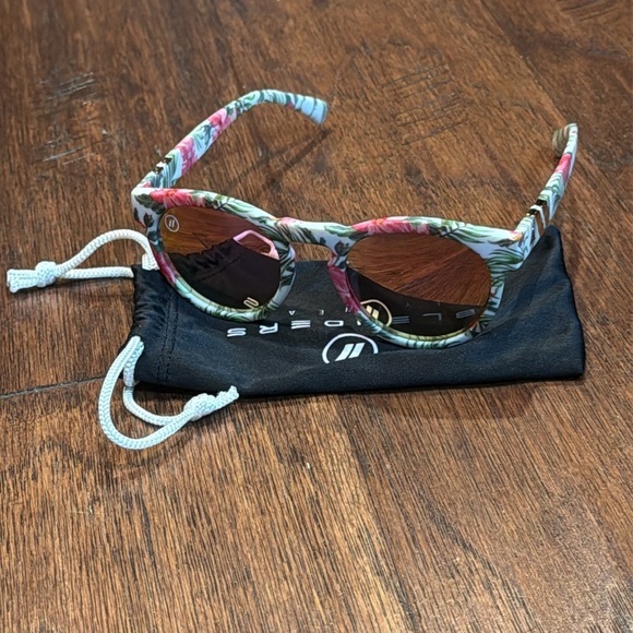 BLENDERS Throwback Floral Sunglasses with Cloth Blenders Pouch - Picture 5 of 9